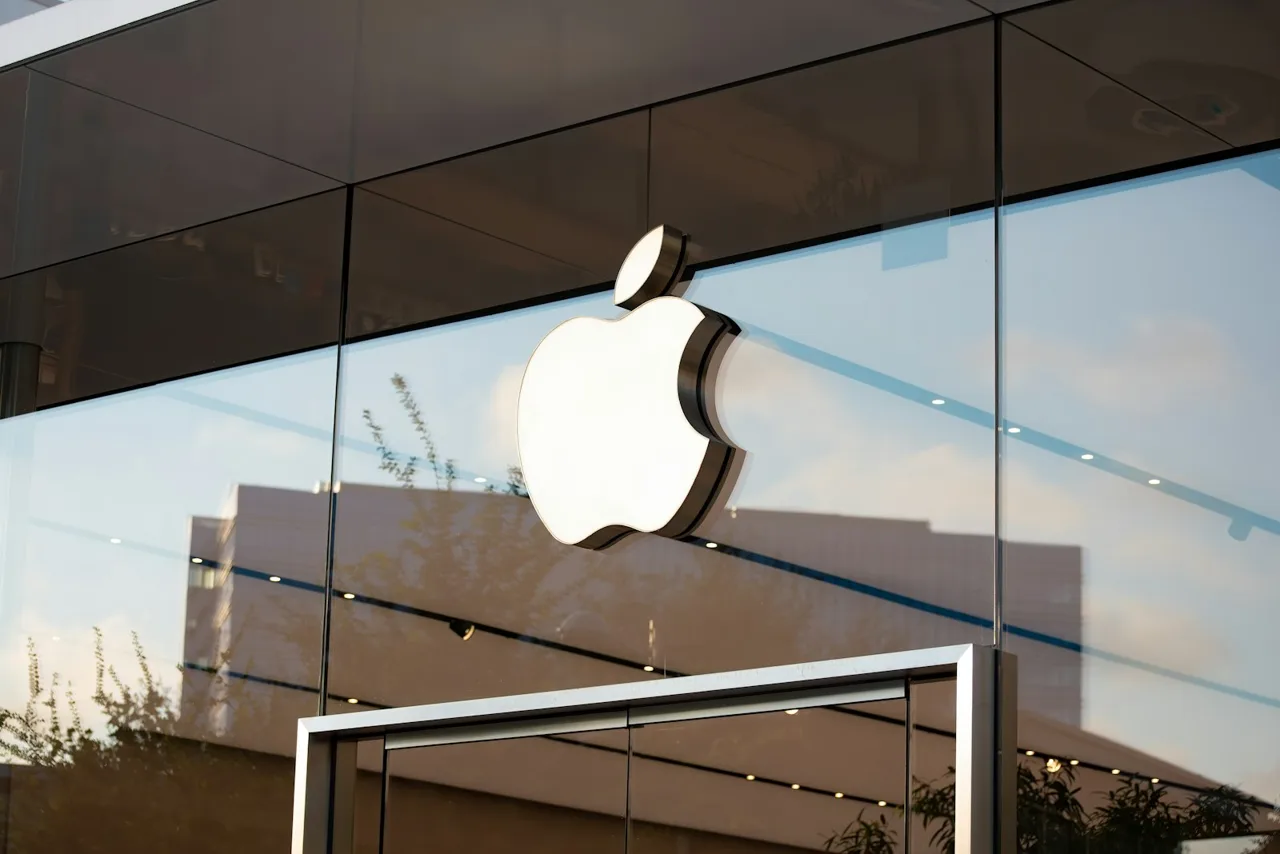 Apple CEO Calls Memory Shortage an "Absolute Crisis," Signals Openness to Chinese Chips - BigGo Finance
